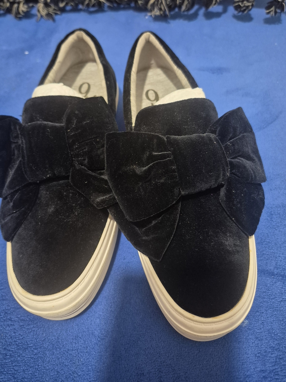 black velvet shoes with a one-slab design on the front - Female